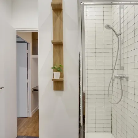 Design Pour 6 Personnes By Weekome Apartment Paris